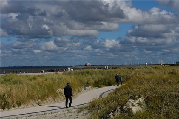 Die Norddeicher Promenade im Winter: Alles, außer Konfetti