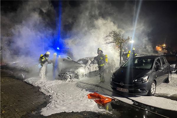 Die Norder Feuerwehr hatte in der Nacht alle Hände voll zu tun, den Brand an fünf Fahrzeugen zu löschen und eine Umweltkatastrophe zu verhindern.