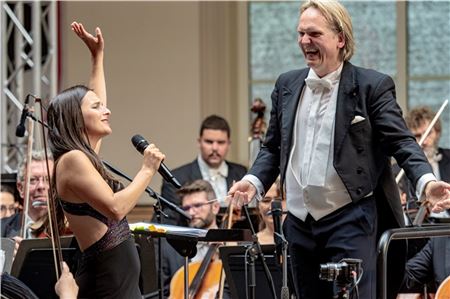 Die nordwestdeutsche Philharmonie aus Herford spielte unter dem launig moderierenden Dirigenten Vilmantas Kaliunas (rechts) auf, gesanglich getragen von der Sopranistin Leonor Amaral. Foto: Raoul-Philip Schmidt