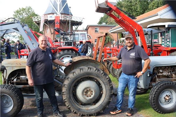 Die Organisatoren Gerke Hugen (l.) und Johannes Hoogelücht mit über 70 Jahre alten Ferguson-Fahrzeugen.