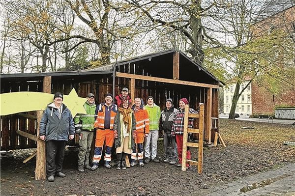 Die Organisatoren und das Helfer-Team sind zufrieden: Der Stall für das „Lebennig Krippenspill“ ist aufgebaut. Foto: Stadt Norden