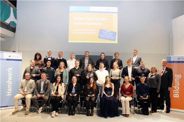 Die ostfriesischen Kammersiegerinnen und -sieger 2025 der „Deutschen Meisterschaft im Handwerk“ (DMH) freuten sich über Glückwünsche von Präsident Albert Lienemann (r.) und Vizepräsidentin Imke Hennig (2. v. r.). Foto: HWK/J. Stöppel