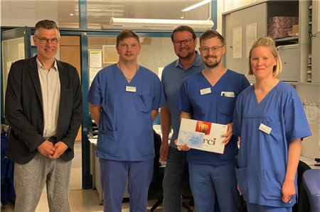 Die Pflegekräfte des Klinikums Emden erhielten am „Tag der Pflege“ Präsente von Pflegedirektor Oliver Bungenstock (links) und Oberbürgermeister Tim Kruithoff (Mitte). Auf dem Bild: Mitarbeiter der Station B52.