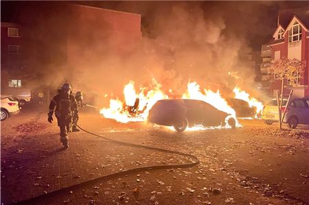 Die Pkw-Brände der vergangenen Monate, darunter dieser in der Pottbackerslohne im November 2023, scheinen so gut wie aufgeklärt. Foto: Feuerwehr