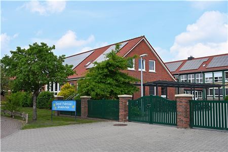 Die David-Fabricius-Grundschule in Osteel von außen.