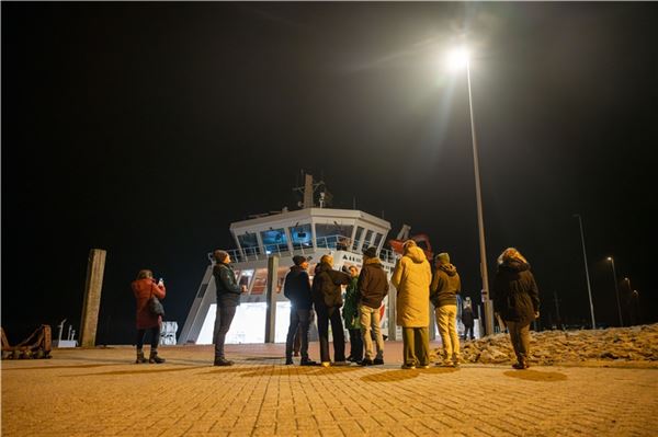 Die Projektpartner begutachteten den neuen „Walk of Light“ im Osthafen.