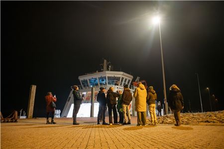 Die Projektpartner begutachteten den neuen „Walk of Light“ im Osthafen.