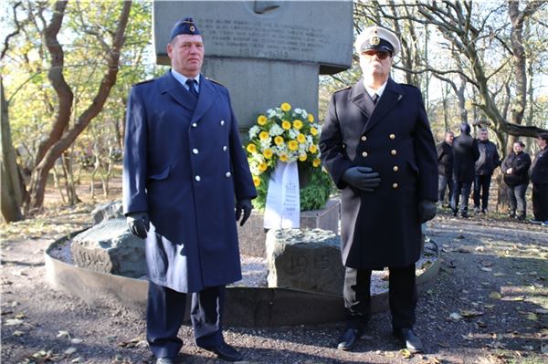 Die Repräsentanten der Norderneyer Reservistenkameradschaft, Jens Leiner und Siegfried Kitzelmann, bei der Kranzniederlegung am Ehrenmal an der Napoleonschanze. Foto: Noun