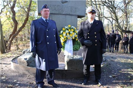 Die Repräsentanten der Norderneyer Reservistenkameradschaft, Jens Leiner und Siegfried Kitzelmann, bei der Kranzniederlegung am Ehrenmal an der Napoleonschanze. Foto: Noun