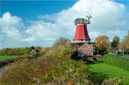 Die rote Mühle in Greetsiel hat seit Juni 2017 keine Flügel mehr. So könnte es noch lange Zeit bleiben.