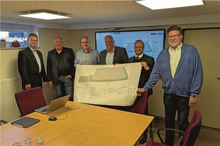 Die Samtgemeindemitarbeiter Markus Schwarz (von links) und Thomas Weinert, BauamtsleiterJochen Behrends, Tell-Projektleiter Uwe Balfanz, Tell-Geschäftsführer Thomas Gembler und Samtgemeindebürgermeister Gerhard Ihmels. Foto: Merlin Klinke