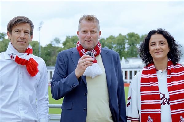 Die Schals in den Farben des 1. FC Köln gehören natürlich dazu: Carsten Wettich (von links), Wilke Stroman und Tukba Tekkel wollen als Dreierteam bei der Wahl fürs neue Präsidium des 1. FC Köln antreten. 