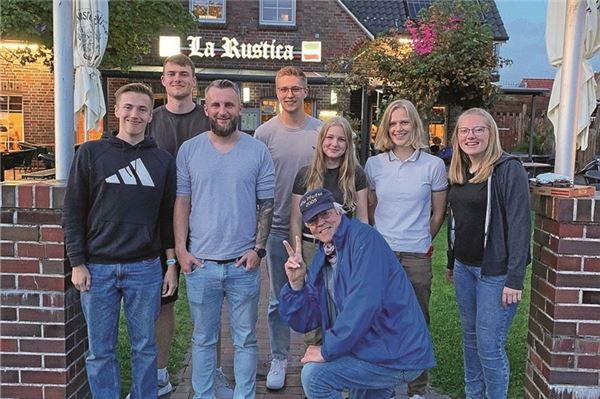 Die Schiedsrichter-Gilde des SV Leybucht. Das Foto zeigt (v. l.) Maron Arends, Tammo Poppe, Kristian Wehrle, Oliver Haan, Lea-Marie Morbach, Wencke Jürrens und Vanessa Richter sowie (knieend) Helmut Fischer. Es fehlt Lena Bents. Foto: KURIER-Sport