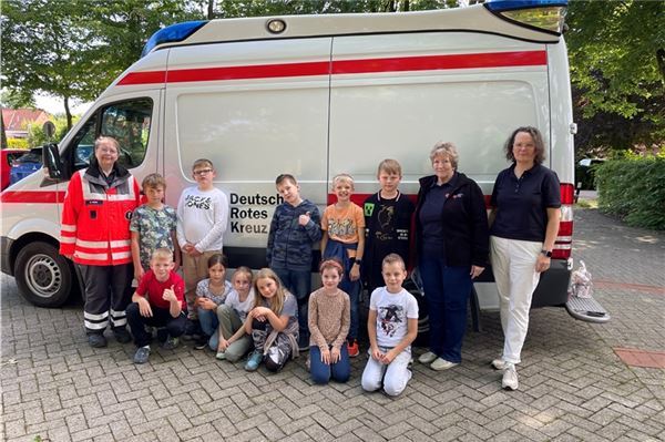 Die Schülerinnen und Schüler haben in der Erste-Hilfe-AG viel gelernt. Bettina Müller (v. l.), Christa Kramer (Ansprechpartnerin Jugendrotkreuz Hage-Großheide) und Schulleiterin Stephanie Fehr freuen sich sehr darüber. Fotos: Hauke Eilers-Buchta