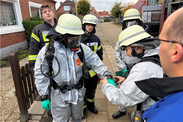 Heizöl-Austritt in Norden: Feuerwehr stundenlang im Einsatz Die Schutzkleidung der Feuerwehrleute war mineralölbeständig.
