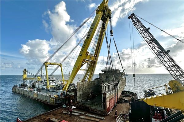 Die Sektion wurde auf einer Barge abgelegt. Nun beginnt die Suche nach den vermissten Seeleuten.