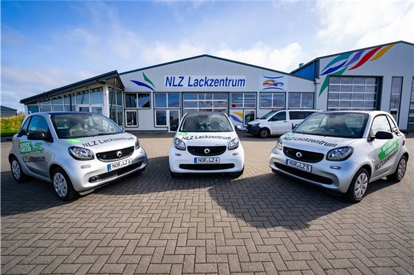 Das perfekte Geschenk zum Jubiläumsgeburtstag Die Service-Fahrzeuge des Norder Lackzentrums.