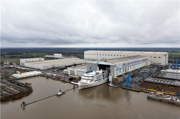 Die „Silver Ray“ verlässt das Baudock. Die Meyer Werft ist gerettet.