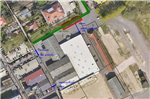 Die Skizze verdeutlicht die anstehenden Änderungen: Die Garagen (rot) werden abgebrochen, blaue Linien markieren die neue Zaunanlage. Der grüne Streifen bleibt für Fußgänger ud Radfahrer erhalten.