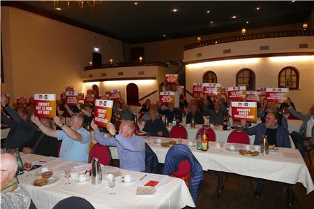 Die SPD-Delegierten bekundeten ihre Solidarität mit den Kolleginnen und Kolleginnen des Emder VW-Werks und verabschiedeten eine Resolution für den Erhalt des Standortes. Fotos: W. Jürgens