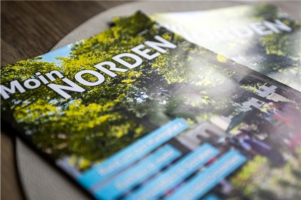 Die Stadt bringt ab sofort halbjährlich eine Ausgabe „Moin Norden“ in Umlauf (hier: Juni 2025). Die Broschüren sind kostenlos erhältlich und auch online einsehbar. Foto: Nina Lehmann