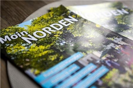 Die Stadt bringt ab sofort halbjährlich eine Ausgabe „Moin Norden“ in Umlauf (hier: Juni 2025). Die Broschüren sind kostenlos erhältlich und auch online einsehbar. Foto: Nina Lehmann