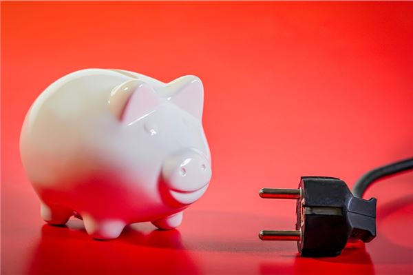 Die Stadtwerke senken die Strompreise ab kommendem Jahr. Hauhalte können rund 83 Euro sparen.