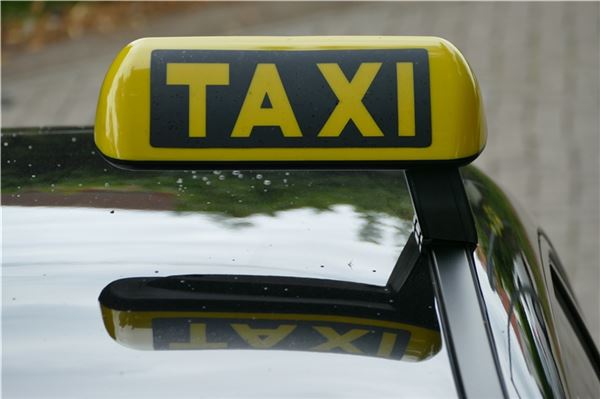 Die steigenden Spritpreise und die Mindestlohnanpassung wirken sich auch auf die Preise für Taxifahrten aus. 