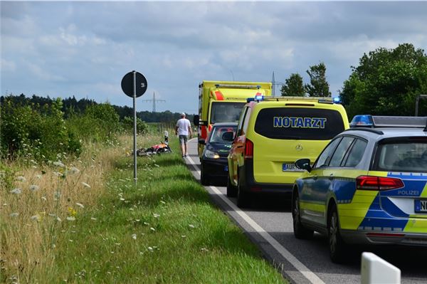 Motorradfahrer bei Unfall verletzt – Helm beim Sturz verloren Die Straße war kurzzeitig gesperrt.