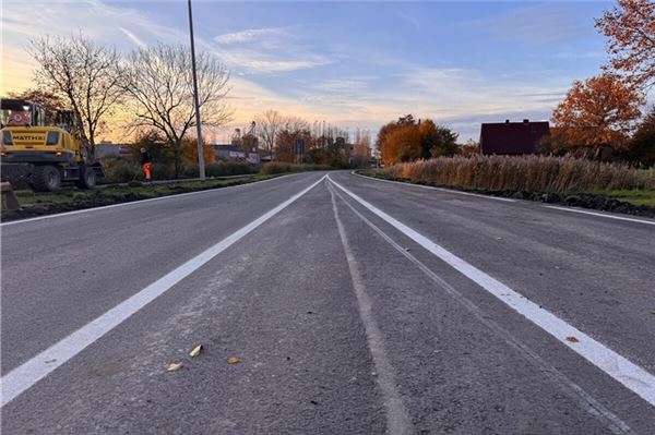 Die Straßenmarkierungen sind schon aufgetragen. Foto: NLStBV