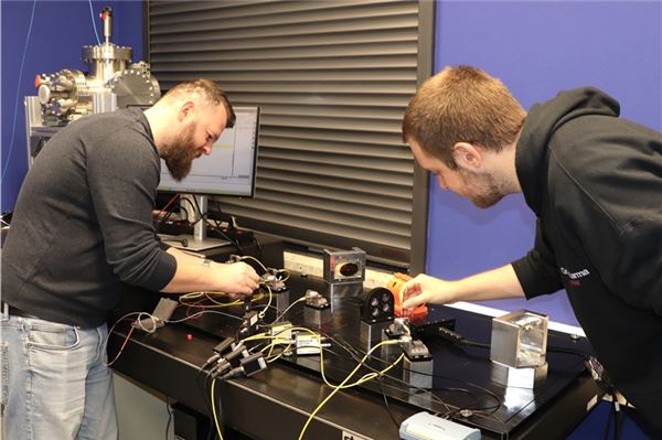 Die Studenten Viljon Sekseni (links) und Kersten Mumme (Engineering Physics, fünftes Semester), bereiten derzeit die Mess-Station im Hochschullabor vor. Mit dieser soll der Laserfrequenzkamm geprüft und anschließend für die Kalibrierung genutzt werden.