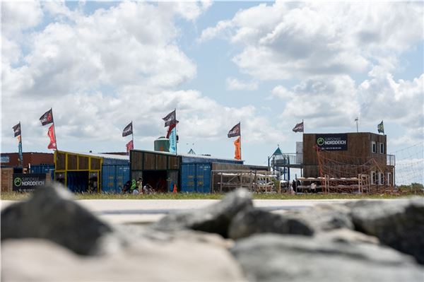 Die Surfschule ist seit 23 Jahren fester Bestandteil von Norddeich. Foto: Ute Bruns