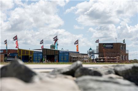 Die Surfschule ist seit 23 Jahren fester Bestandteil von Norddeich. Foto: Ute Bruns