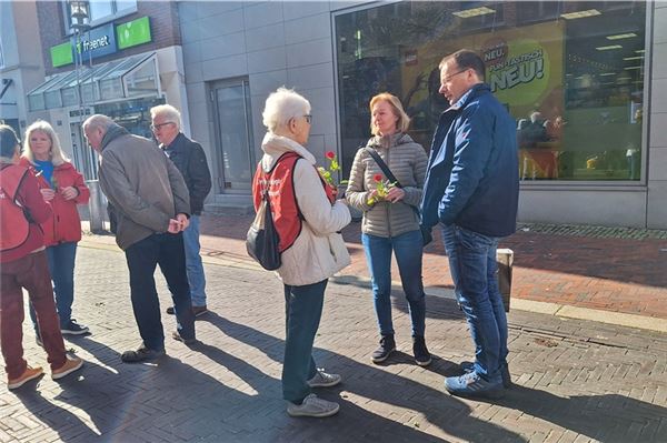 Die TDF-Städtegruppe Norden verteilte am Internationalen Frauentag Rosen an Passantinnen.