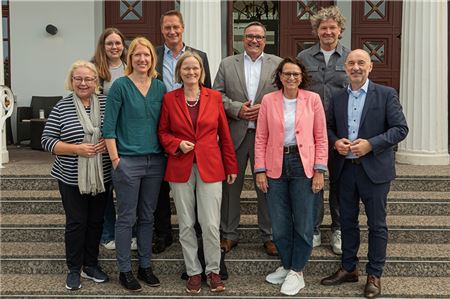 Die Teilnehmer der Norderneyer Sondierungsrunde: Anne Heuermann (hinten von links), Holger Heymann, Mark Alexander Krack, Wilhelm Loth. Petra Rosenbach (vorn von links), Kerstin van der Toorn, Carola Havekost, Corina Habben und Mario Schiefelbein. Foto: Schneider