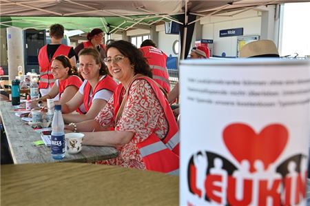 Die Typisierungsaktion jüngst in Marienhafe: Ein ernstes Thema, doch ohne Spaß geht es nicht.