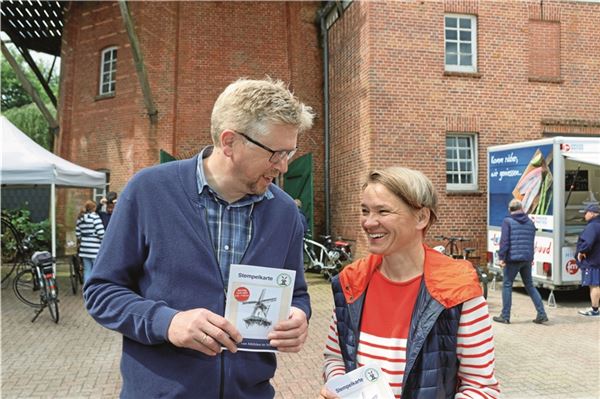 Die Wege von Schirmherr Fredy Fischer und der Landtagsabgeordneten Saskia Buschmann kreuzten sich an der Mühle in Münkeboe.