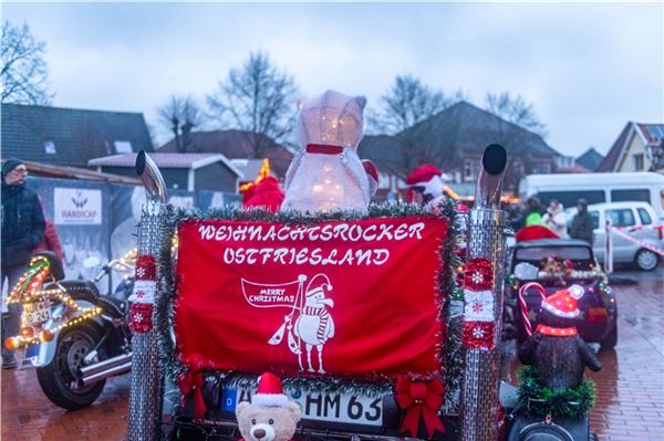 Marienhafe im Lichterglanz Die Weihnachtsrocker rollen über den Marktplatz und überbringen laute, aber herzenswarme X-mas-Grüße.