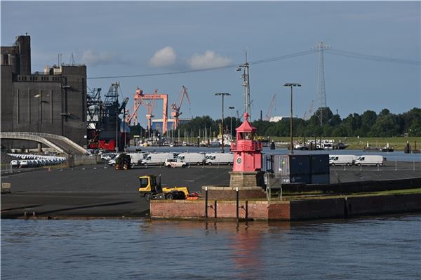 Die Westeremstonne, Wahrzeichen des Emder Hafen. Er wird seit Freitagfrüh bestreikt.