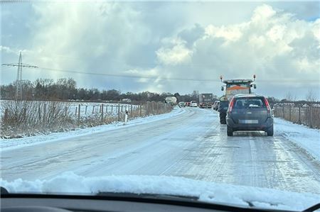 Die Wetterverhältnisse sorgen dafür, dass in den Landkreisen Aurich und Wittmund der Busverkehr eingestellt wird.