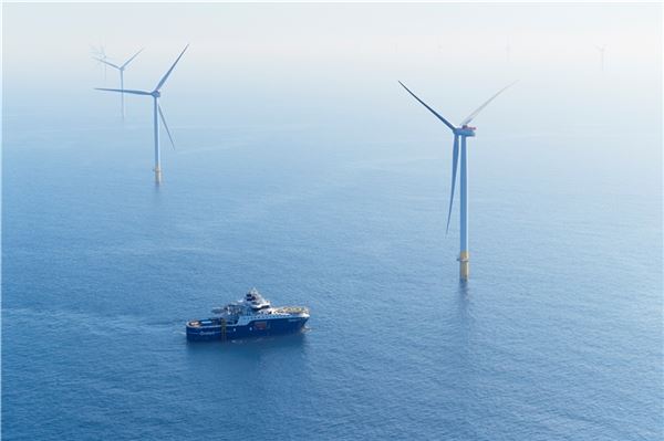 Die „Wind of Hope“ im Einsatz im Offshore-Windpark.