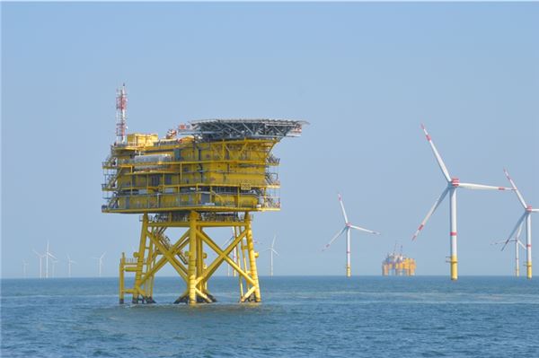 Die Windparks in der Nordsee befinden sich so weit abseits der Küste, dass für die Ein- und Ausfuhr von Material der Zoll mit zuständig ist. Archivfoto: Holger Bloem