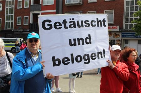 Diese Demonstranten in Emden fühlen sich „getäuscht und belogen“. Fotos: Till Oliver Becker