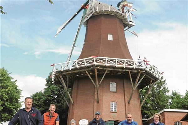 Diese fröhliche Radler-Gruppe hat sich sehr genau in der Mühle in Upgant-Schott umgesehen. Foto: Hinrich Saathoff