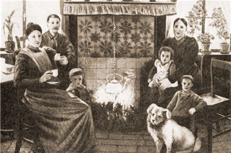 Diese ostfriesische Familie wusste ihren Tee schon um 1900 zu schätzen. Postkarte