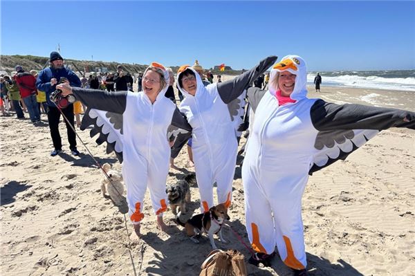 Trend und Tradition: Anbaden auf Baltrum lockt Hunderte Schaulustige an den Badestrand Diese Teilnehmerinnen hatten sich eigens für das Event eine passende Verkleidung zugelegt.