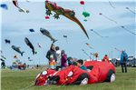 Diesem Drachen ist die Puste ausgegangen – zur Freude der Kinder.