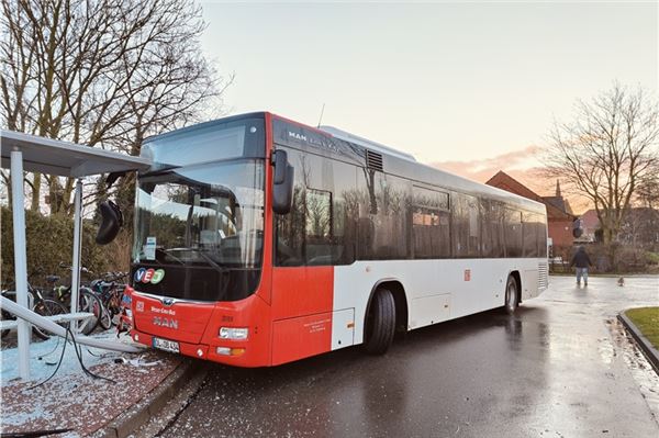 Dieser Bus rutschte bei Glatteis in ein Wartehäuschen und zerstörte es. Foto: Till Oliver Becker