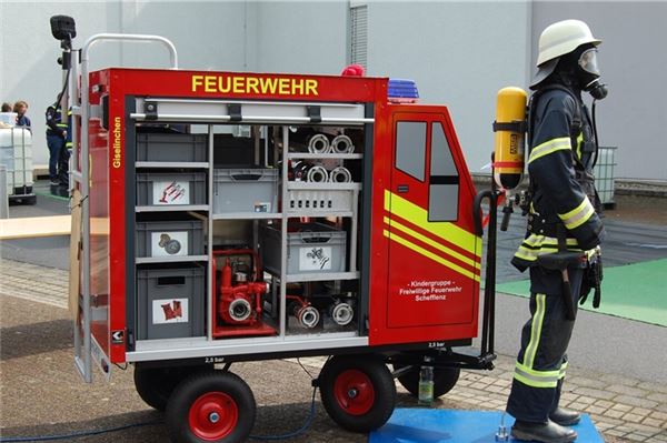 Dieses Feuerwehrauto für Kinder soll durch die Spendenaktion finanziert werden. 