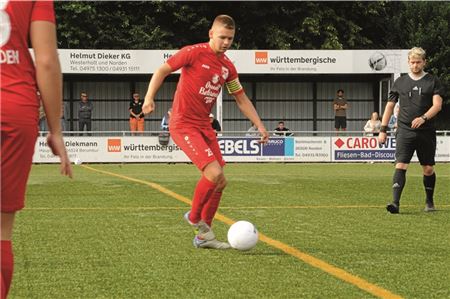 Diesmal keine Punkte auf Kunstrasen. Der FC Norden um Kapitän Marek Janssen unterlag gestern Abend 0:3. Foto: Hinrich Saathoff